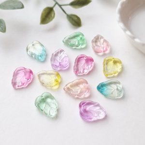 Glassperler, blader i ulike farger